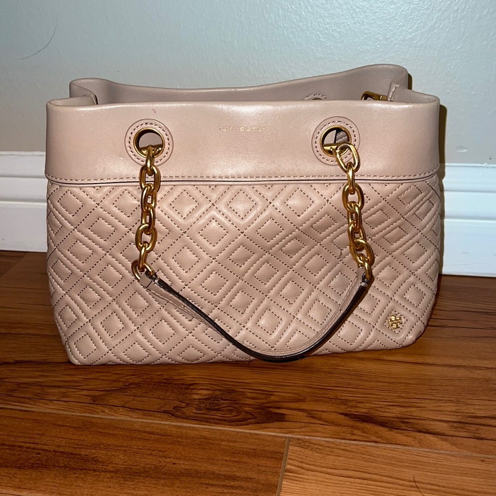Tory Burch purse, like new. Comes with detached original tag